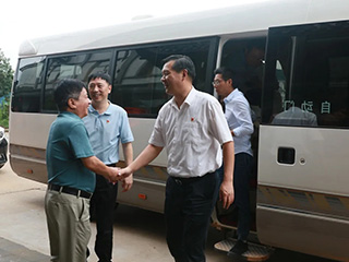 南平市委副書記、代市長袁超洪蒞臨雙龍戲珠酒業(yè)參觀調(diào)研