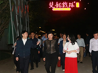 福建省人大常委會黨組副書記、副主任雷春美蒞臨雙龍戲珠酒業(yè)視察調(diào)研