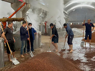 擦亮生產(chǎn)底色 釀造一流美酒丨雙龍戲珠酒業(yè)組織開展釀造勞動實踐