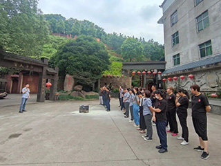 福建雙龍戲珠酒業(yè)有限公司開展消防演練、有限空間應(yīng)急預(yù)案演練及安全生產(chǎn)培訓(xùn)